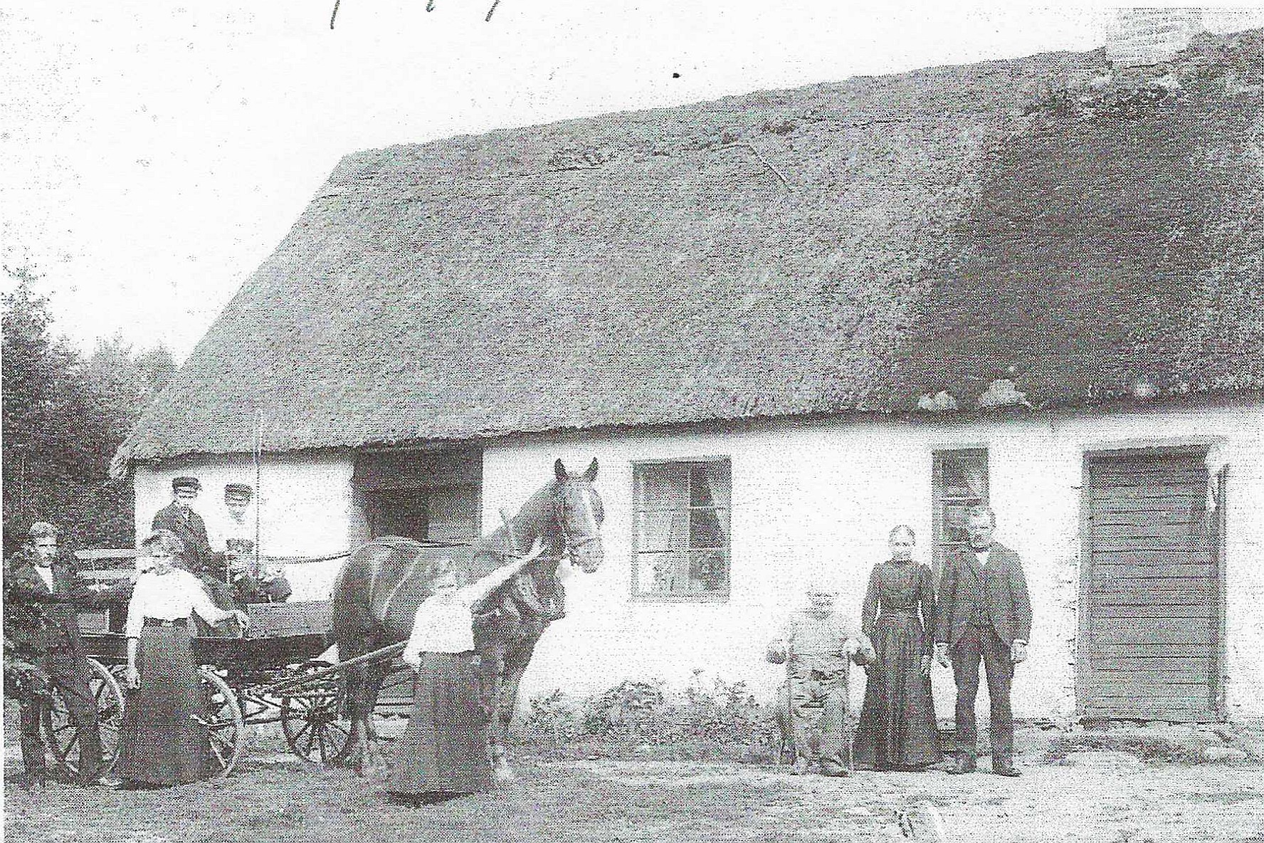 Från vänster: Oskar, Ida, Frans Hugo, Nils Albert, Nanny,, Karolinas fader Andreas Andersson, Karolina och Ludvig.
Klicka på bilden för att öppna, i originalstorlek, i nytt fönster platser_ljungagaringrd_ca_1910.jpg